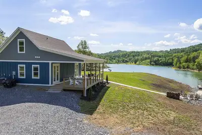 Image de Lakefront House at Summer Breeze w\/ Private Dock w\/ Kayaks