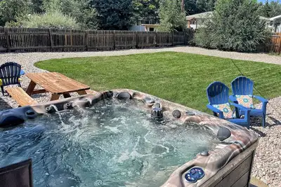 Image de Relaxing Hot Tub! Great for Families or Business - Perfect Location!