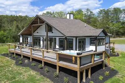 Image de Lakefront Escape at Summer Breeze w\/ Private Dock w\/ Kayaks