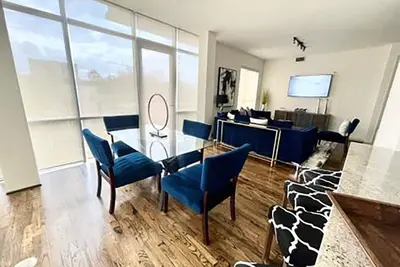 Image de Exquisite Windows over Houston near Rodeo & Final Four!