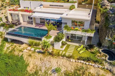 V16b Casa la Roca  · Black Infinity Pool, Jacuzzi & Ocean View Villa