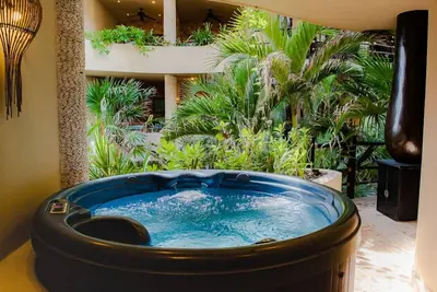 Image de Winner of Top 25 in Luxury All  Mexico- Oceanfrt- 2/2 Beach Club #48