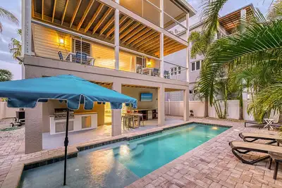 Image de 🌴 Island Escape | Home on Siesta Key w/ Private Heated Pool & Ping Pong Table!
