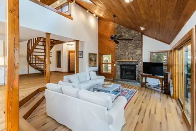 Image de 7th Hole Chalet - New 7-person Hot Tub / Sauna / 3 Fireplaces / New Vrbo!