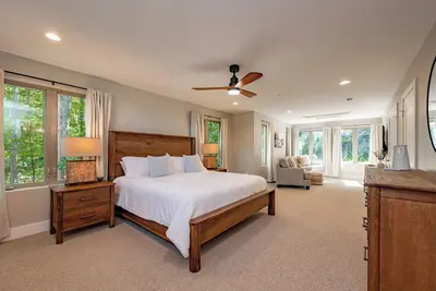 Image de Elegant Lakefront Retreat w/ Pool & Theater