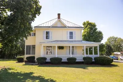 Image de Century old 4 bedroom close to Svu, sleeps 8.