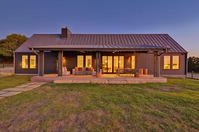 Image de Albert House - Luxury Bunkhouse on 14 Acres with Hot Tub, Pool, Firepit & Views