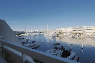 Image de Superbe Marina  climatisée, 6 couchages avec parking!