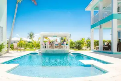 Image de 3br with pool, cabana and private 35' boat slip\/water filter sys. & generator