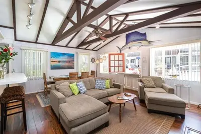 Image de Classic Beach House 1 block off the Main Drag!