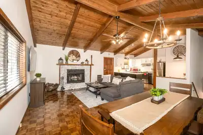 Image de Cabin w/Rustic Charm, Modern Perks & Pine Views