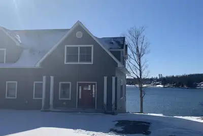 Image de Gorgeous newer home on Newton Lake/Crystal Lake near Elk mountain ski resort.