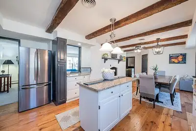 Image de Airy & Spacious Modern Farmhouse