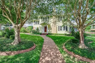 Image de Huge 5br 4ba by the Lake & Fsc. Downtown, Food, Bars Parks. 2 Kitchens. 16 guests
