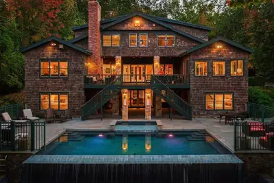 Image de Sunny Days w\/ Lakeview, seasonal Pool, Hot Tub, close to dining, shopping, town