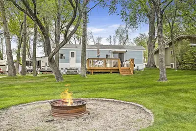 Image de Swan Lake Resort & Campground - Lakeside Cabin #5