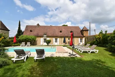 Image de Maison de charme en pierres avec piscine privée et chauffée