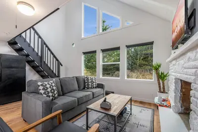 Image de Cozy Chalet in Ocean Shores located within steps from the beach