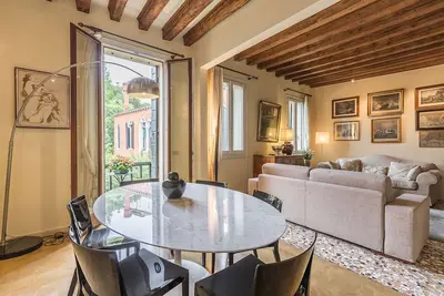 Image de Graceful Home Surrounded by Gardens at the Accademia