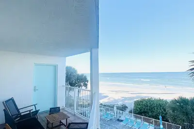 Image de Newly Renovated Direct Gulf Front Condo, Sleeps 6, Large Balcony, on Quiet Beach