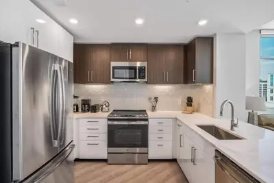 Image de Expansive Bethesda View | Ftc Windows+outdoor amenities| Dc Closeby