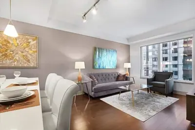 Luxury 1br | Full Kitchen | Work Desk & WiFi | by Gls