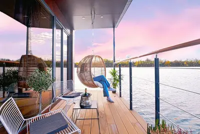 Image de 5*: Nid d'amour sur l'eau avec Jacuzzi (40' Paris)