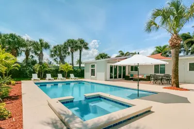 Image de Private Retreat heated pool and spa steps from beach