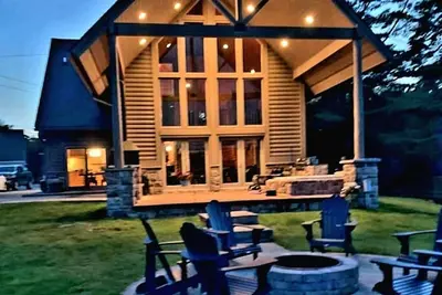 Image de Gorgeous lodge for up to 16 with hottub & games room on all-sports Thompson Lake