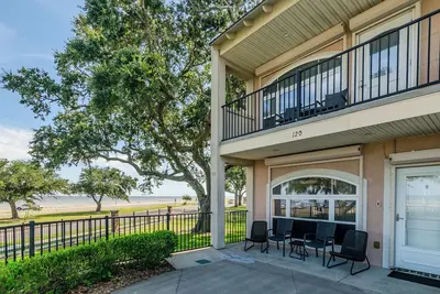 Image de 120 Beau Clair - Beachview Townhome with Balcony and Deck in Long Beach
