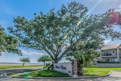 Image de 123 Beau Clair - Beachside Townhome with Balcony and Pool in Long Beach