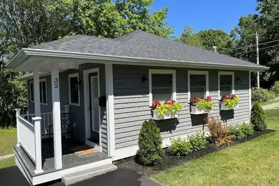 Image de Newly renovated 3 bedroom, 2 bath bungalow, just steps to downtown Bbh.