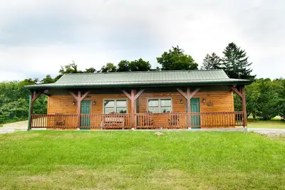 Image de The double cabin has 2 queen beds, 1 king bed, 1 sleep sofa for 1 child. Cabin has common porch and each unit has a private entrance.