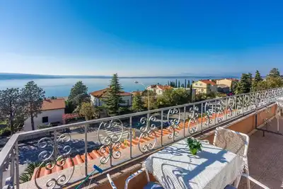 Image de Appartement de vacances avec deux chambres et une terrasse avec vue sur la mer