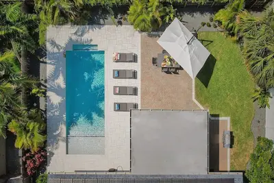 Image de Private heated pool, 2 miles from beach, King bed, 1/4 mile East of Manor Lanes