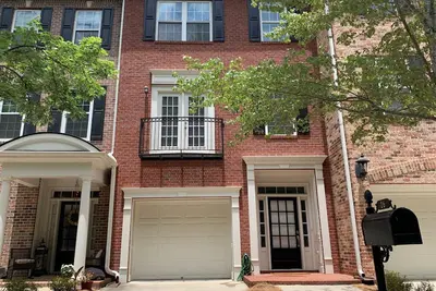 Image de \nTownhouse with pool, tennis courts and gym. Easy access to highway and Studios