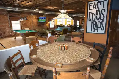 Image de Art Alley Attic – Spacious Loft Near Breweries, Distilleries, Bars in Crossroads