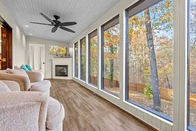 Image de ★Come. Sit. Stay. Play. ★ ☼Sunroom☼ ♥Mtb Golf Lake♥