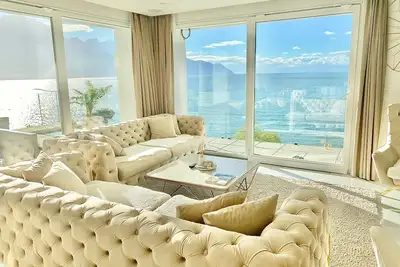 Image de Sunset Home, Luxury Lake Front Apartment