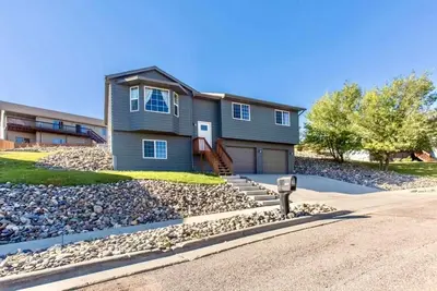 Image de Modern Family Home in Rapid City – Perfect for Your Black Hills Adventure!