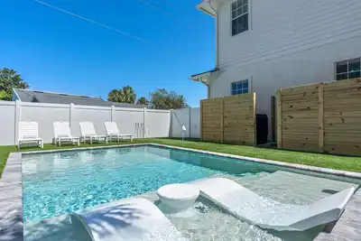 Image de Coco Villa: Luxury stay, Heated Pool, 3 Blocks to Beach