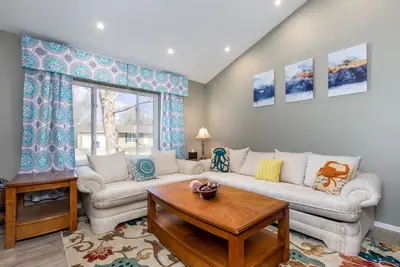 Image de 3bd2ba Littleton Bi-Level Home Near Everything!