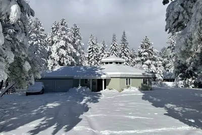 Image de Completely Renovated House w/ 2 Entertaining Areas - Right off the golf course!