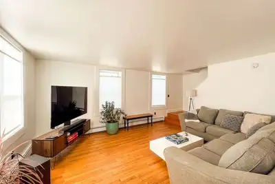 Image de Beautiful Downtown 3 Bedroom 1 & 1/2 Bath/ High Speed Internet/ Cable / Desk