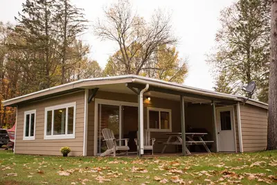 Image de Lakefront Family Cabin with Pontoon Rental Available