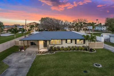 Image de 3 Br 2Ba home with hidden game room minutes from the beach