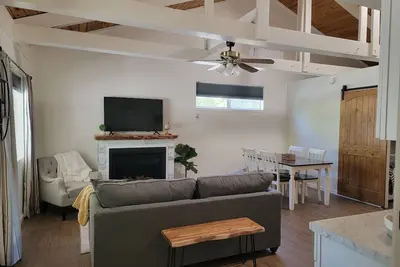 Image de Cute & Cozy cabin style townhome!
