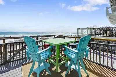 Image de \"Leeward Ii-3\" | Beachfront Condo | Large first level deck with steps down to sand