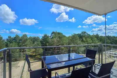 Image de This high-quality furnished vacation apartment with private balcony and lake view is