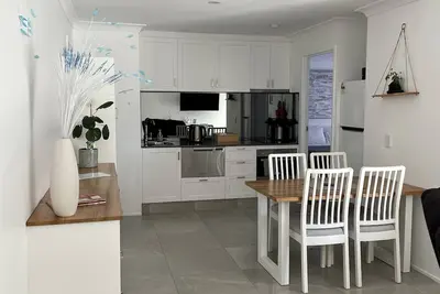 Image de Gold Coast Comfort – Stylish 1-Bedroom Retreat Near Beaches, Cafés & Lake